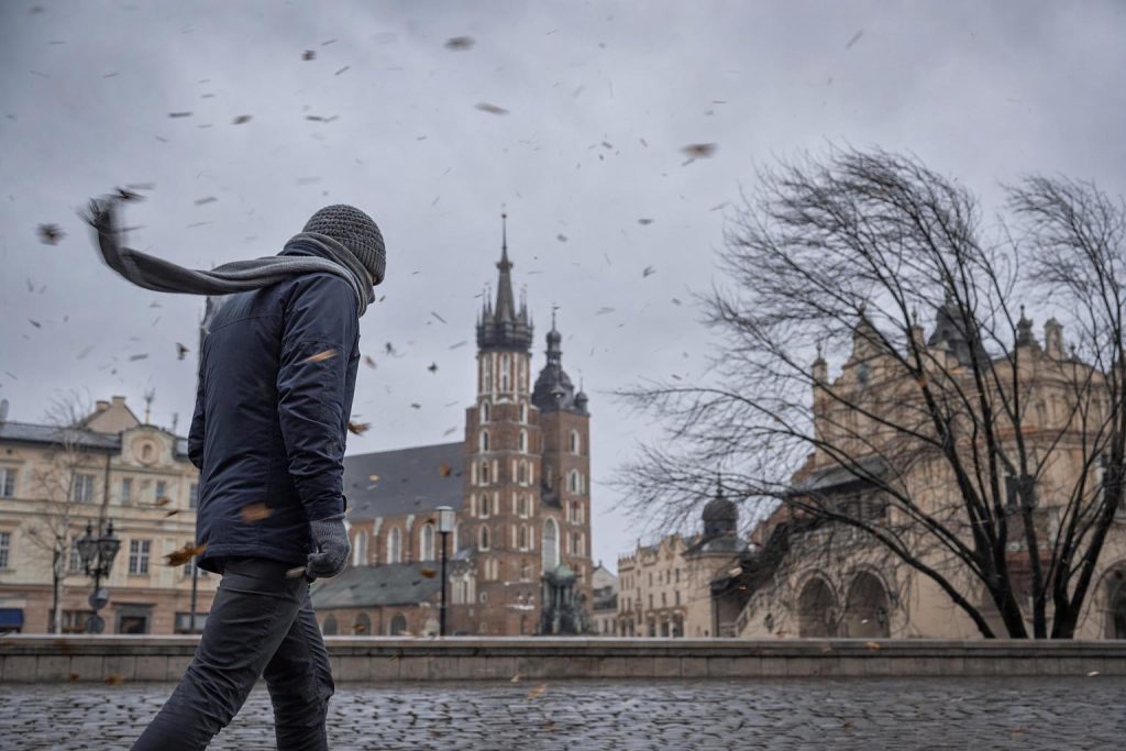 Zaśnieżone ulice Krakowa podczas mroźnego poranka z silnym wiatrem w styczniu 2026